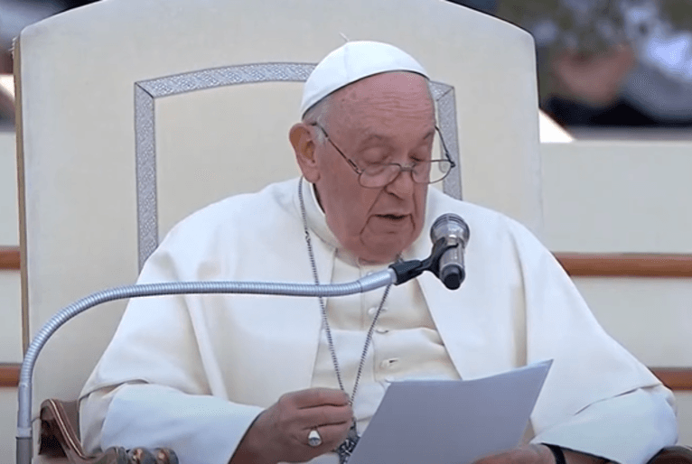 Papa Francisco pede o fim dos ataques em Israel e diz que o terrorismo e a guerra não trazem soluções