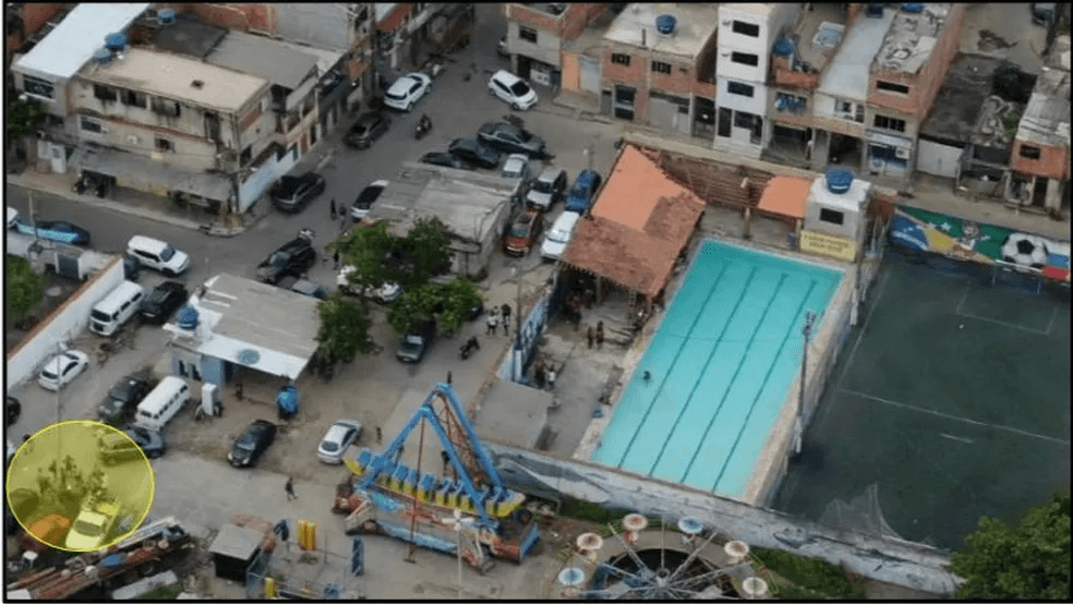 Menor usando fuzil, carro de meio milhão e ‘bocas de fumo' sem preocupação com a polícia: reunião de traficantes na Maré chegou a ter mais de 20 veículos de luxo