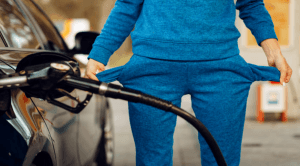 Com volta dos impostos, encher o tanque do carro com gasolina está R$ 40 mais caro em 2023
