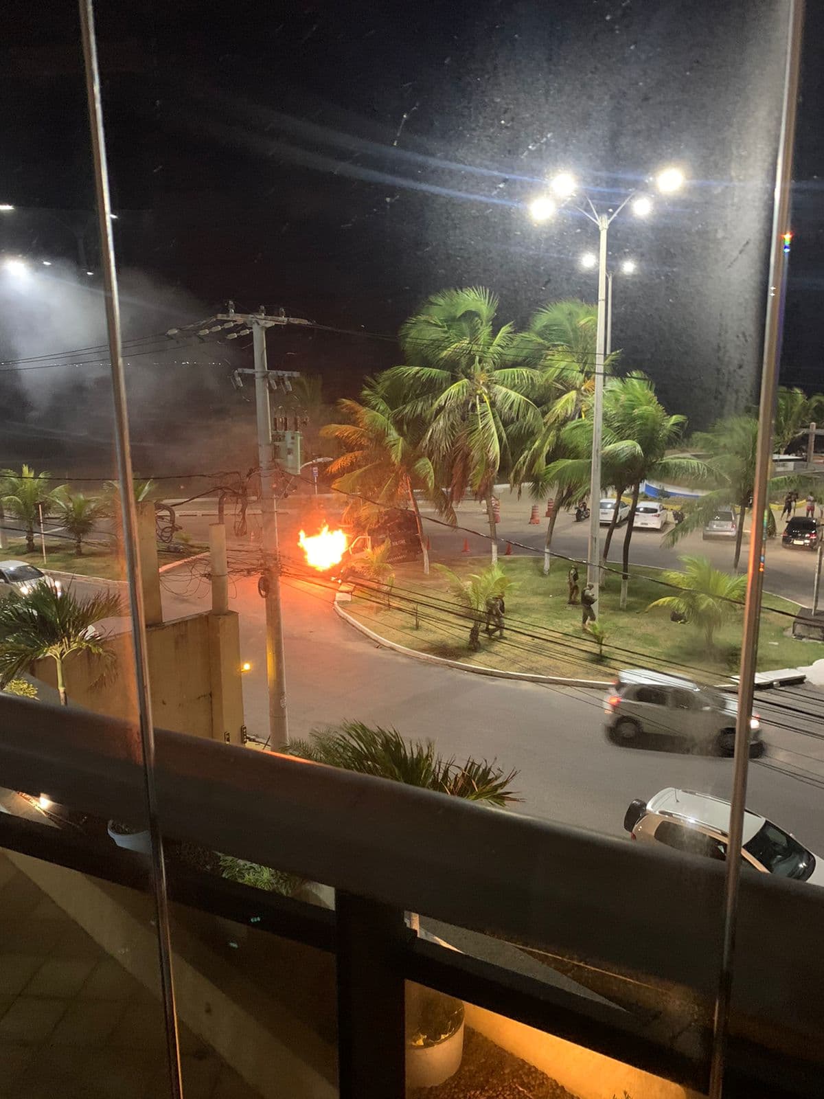 VÍDEO E FOTOS: Van da Polícia Militar pega fogo em Areia Preta