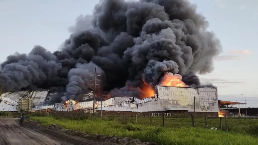 VÍDEO E FOTO: Incêndio de grandes proporções toma conta de fábrica da Cacau Show no ES