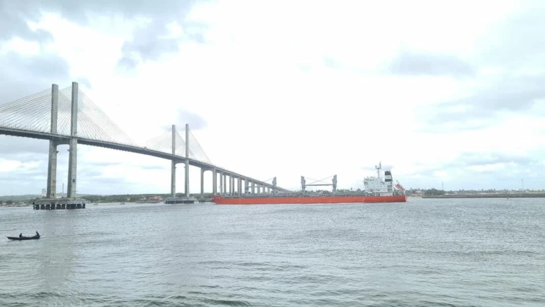 Navio encalha próximo a ponte Newton Navarro