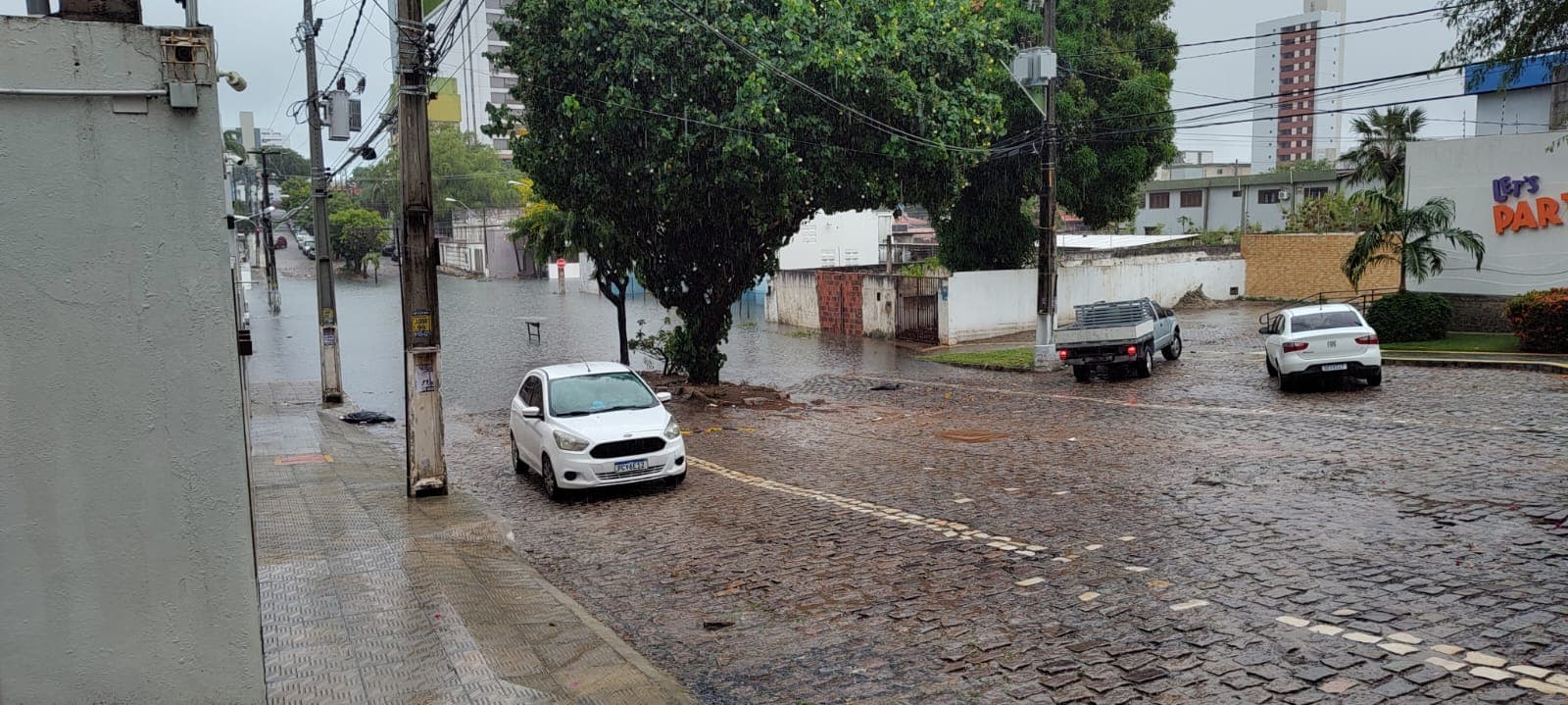 FOTOS: Morador denuncia rua alagada após obra da Caern em Lagoa Nova