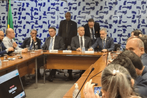 Bolsonaro sai em defesa do embaixador de Israel após polêmica