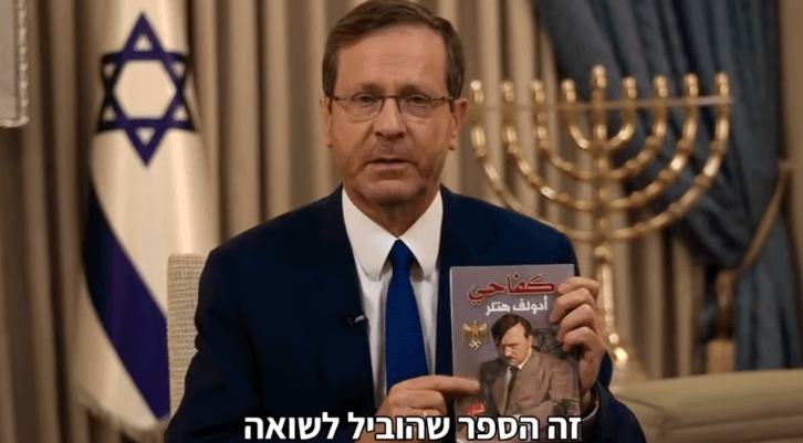 Presidente de Israel exibe livro de Hitler encontrado em base do Hamas