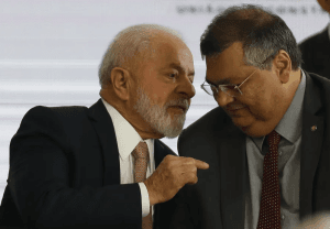 Doze deputados da base de Lula pedem impeachment de Dino por agendas de ‘dama do tráfico'