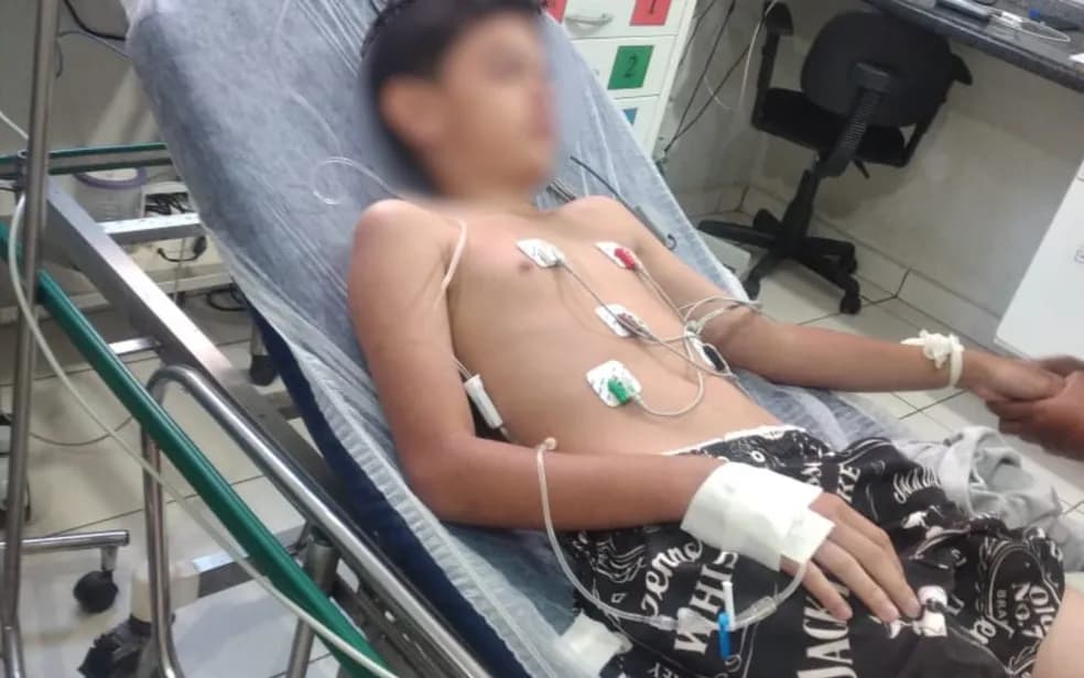 Menino que comeu lagartixa frita passa mal de novo, volta a ser internado e já perdeu 3kg, diz mãe