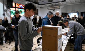 Argentina: 35,8 milhões de eleitores vão às urnas escolher entre Milei e Massa para presidente