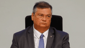 Dino diz que não demitirá assessores que receberam “dama do tráfico”
