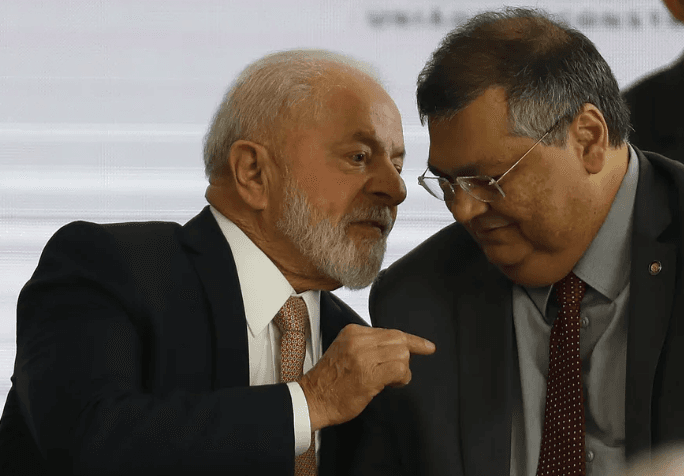 Lula sai em defesa de Dino após caso da ‘dama do tráfico'