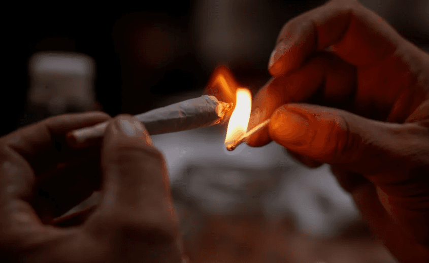 Uso de maconha pode aumentar risco de ataque cardíaco e AVC, diz estudo