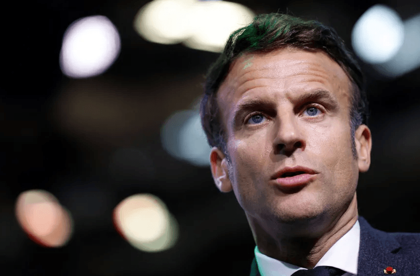 Com apoio de Macron, senado da França proíbe linguagem inclusiva: ‘em francês, o masculino é o neutro'