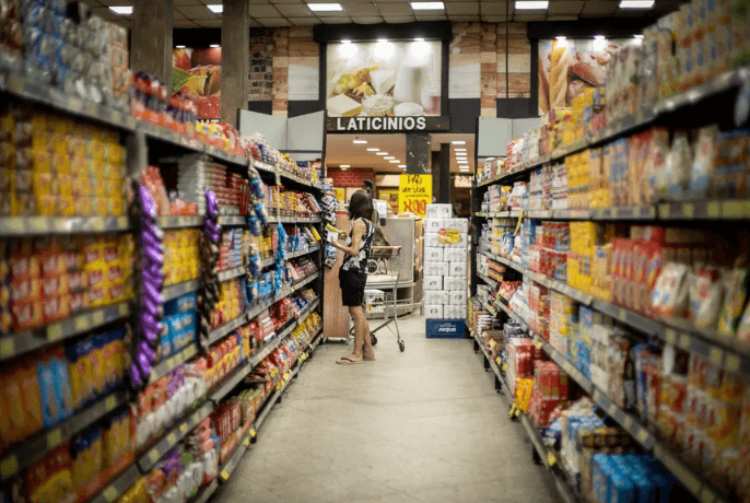 Associação de supermercados critica decisão do governo Lula de dificultar trabalho aos feriados e prevê redução de empregos