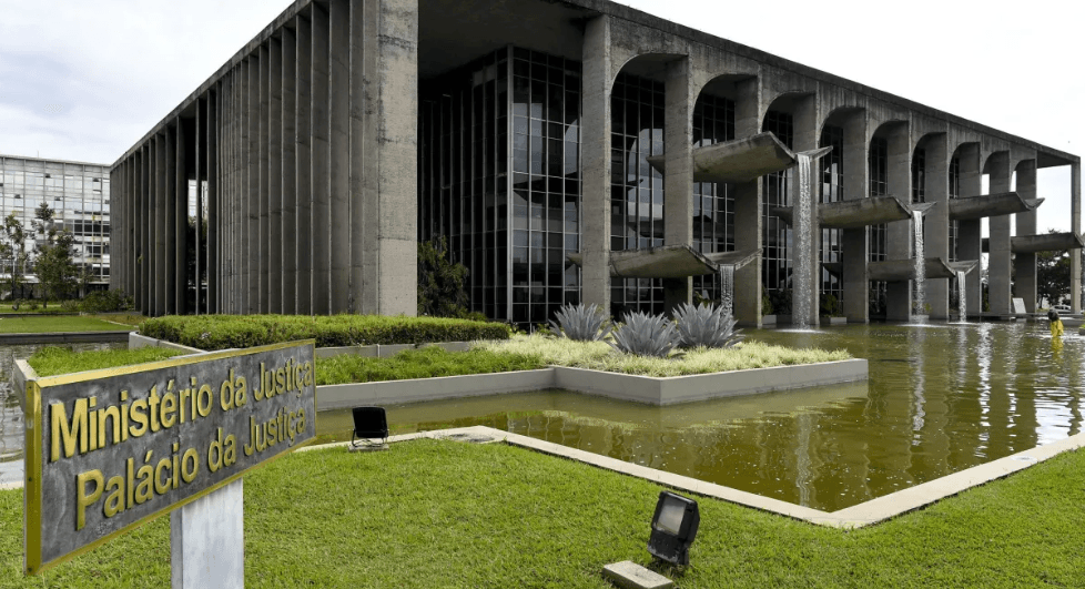 Após repercussão de reunião com presença da "dama do tráfico", Ministério da Justiça divulga novas regras para entrada de visitantes