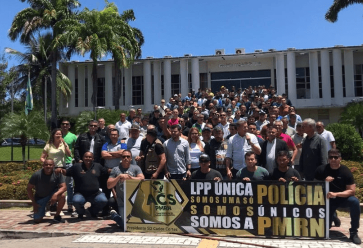 Policiais e bombeiros militares protestam na governadoria
