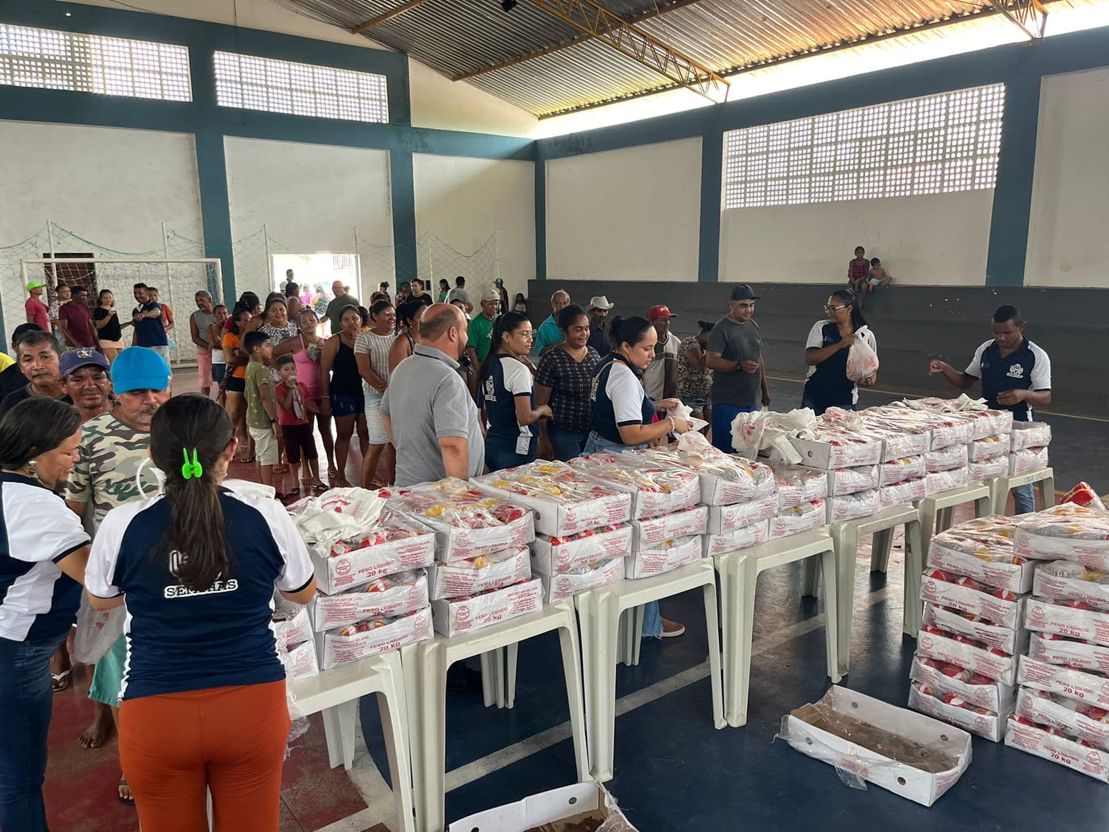 Prefeitura de Canguaretama faz entrega de 5 mil unidades de frangos para famílias