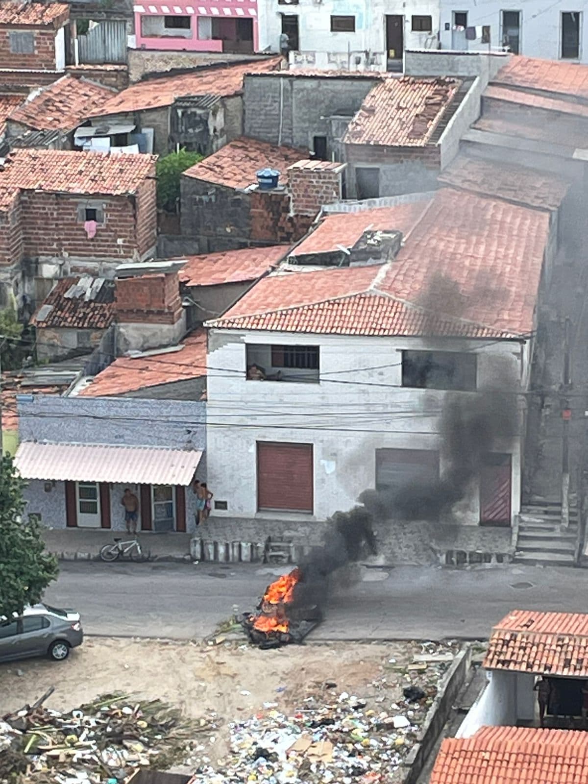 Moradores de Mãe Luiza queimam pneus em protesto por jovem baleado