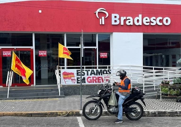 Trabalhadores de agências bancárias de Natal negociam fim de greve nesta terça-feira
