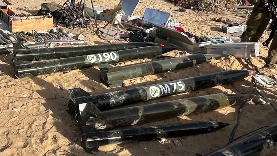Israel encontra enorme depósito de armas do Hamas próximo a clínica e escola