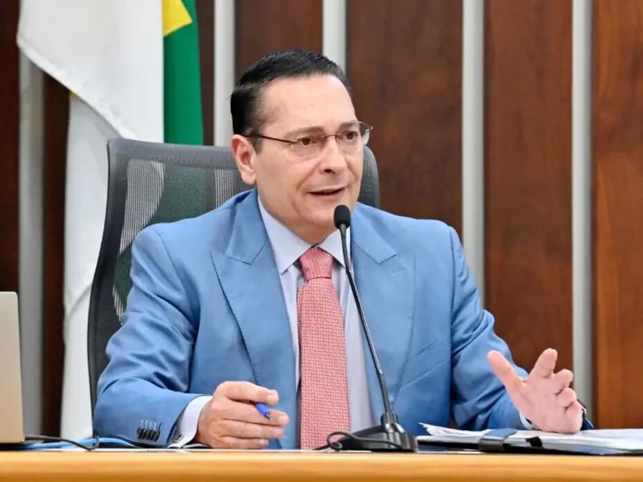 Ezequiel manda aplicar falta em deputados por ausência em sessão que poderia votar projeto do ICMS