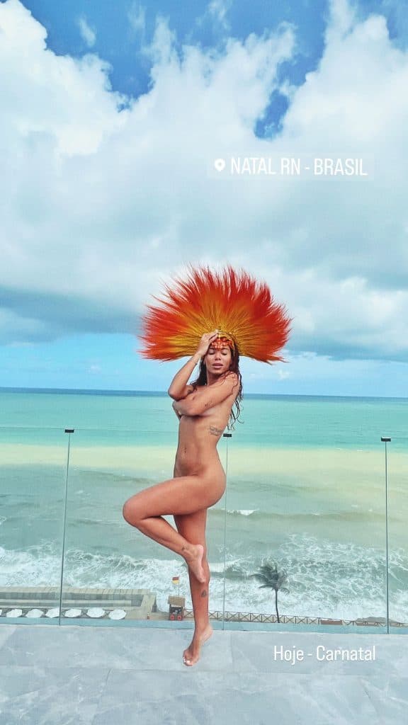 Antes de se apresentar no Carnatal, Anitta posta foto nua em Natal