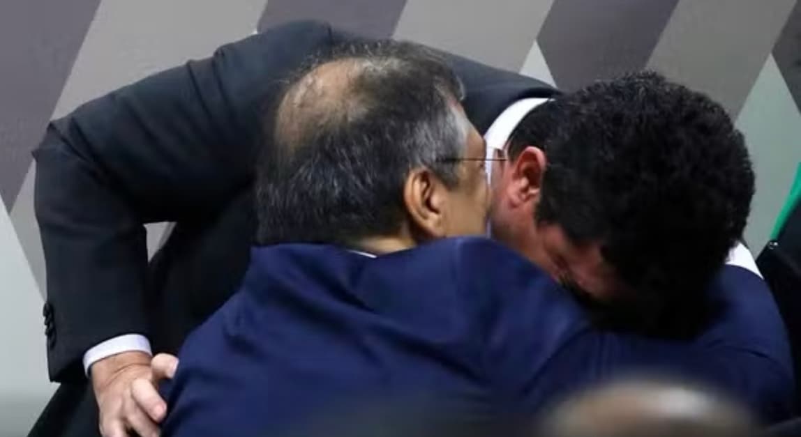 ‘Já era, Moro!': De Nikolas a Michelle Bolsonaro, políticos unem críticas contra senador por abraço em Dino