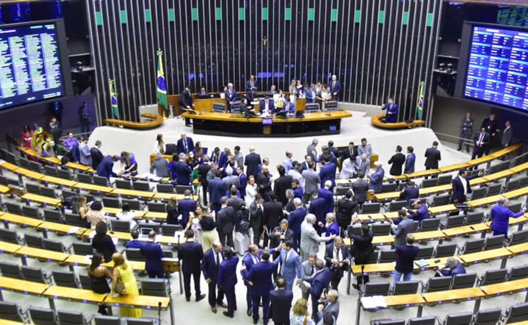 Câmara aprova texto-base da reforma tributária em 1º turno; votação segue