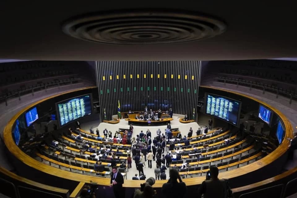 Orçamento 2024: relator turbina Fundo Eleitoral e reduz verbas do PAC