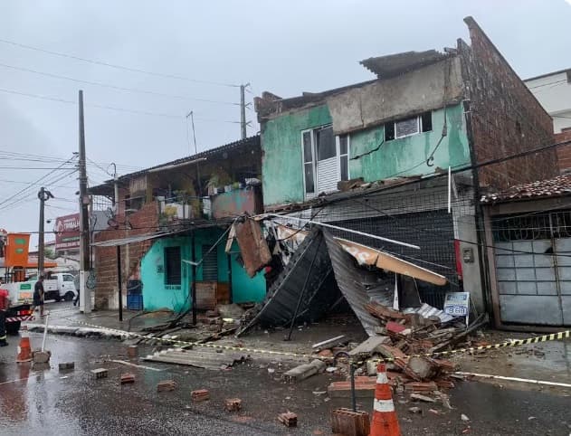 Fachada de casa desaba durante chuvas na Grande Natal