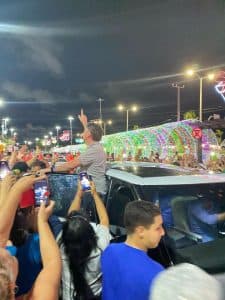 VÍDEO: Multidão grita "mito" ao receber Bolsonaro em Ponta Negra