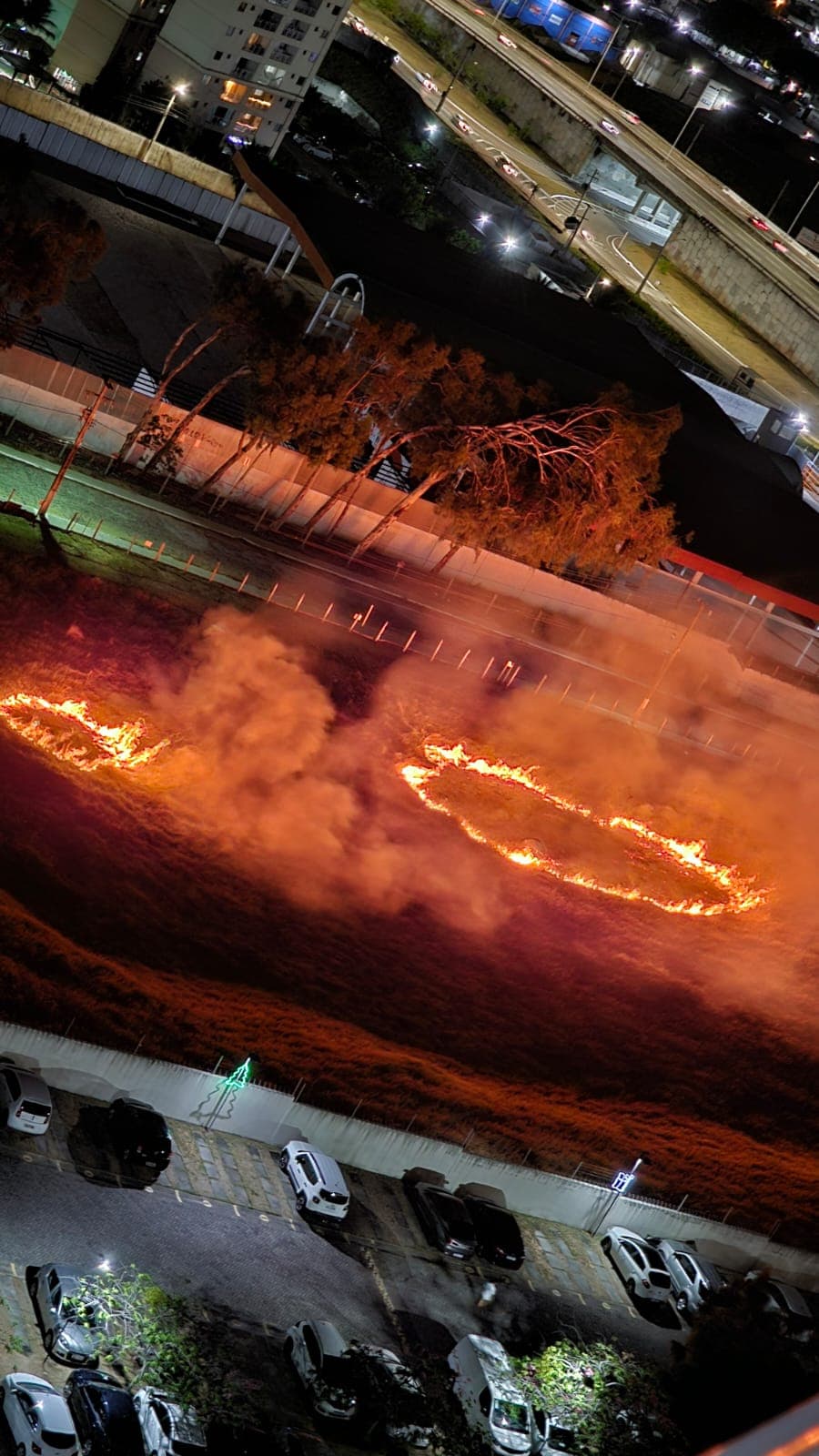 VÍDEO E FOTOS: Incêndio atinge vegetação de terreno vizinho ao condomínio L'acqua, às margens da BR-101, em Natal