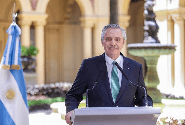 Fernández se despede da presidência na Argentina e admite fracasso econômico e de justiça social