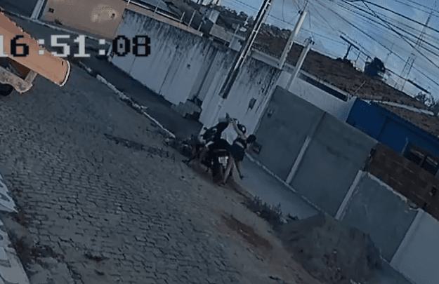 VÍDEO: Adolescente reage a assalto e luta com criminosos na zona Sul de Natal