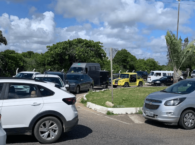 Batida entre dois carros deixa trânsito travado na Rota do Sol, na Grande Natal