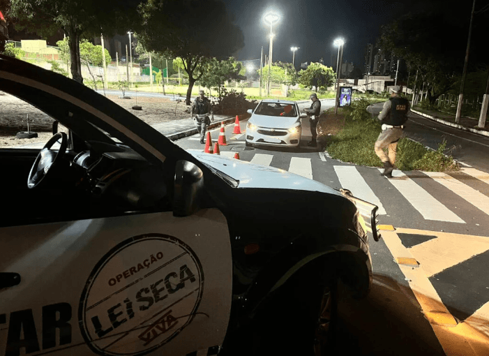 Motorista embriagado é preso após tentar ‘furar’ blitz da Lei Seca em Ponta Negra