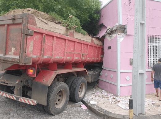 FOTOS: Caminhão invade salão de beleza em Caicó; motorista não conseguiu evitar acidente após veículo perder o freio