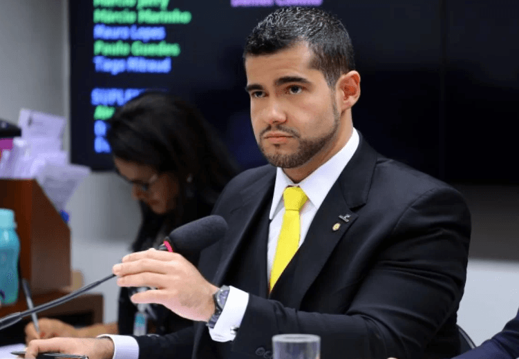 Câmara aprova “voto de regozijo e louvor” para deputado que matou assaltante