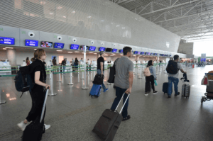 Demora na transição de operadoras no Aeroporto de SGA gera perdas, diz trade