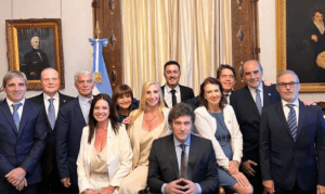 Primeiro decreto de Milei reduz número de ministérios pela metade