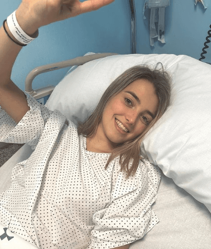 Jovem engole escova de dentes após tentar desalojar pedaço de presunto da garganta