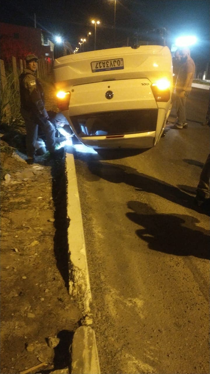 [VÍDEO] TÁ DESMANTELADO: Veículo capotado por condutor fugindo de blitz da Lei Seca está locado à Prefeitura de São Gonçalo