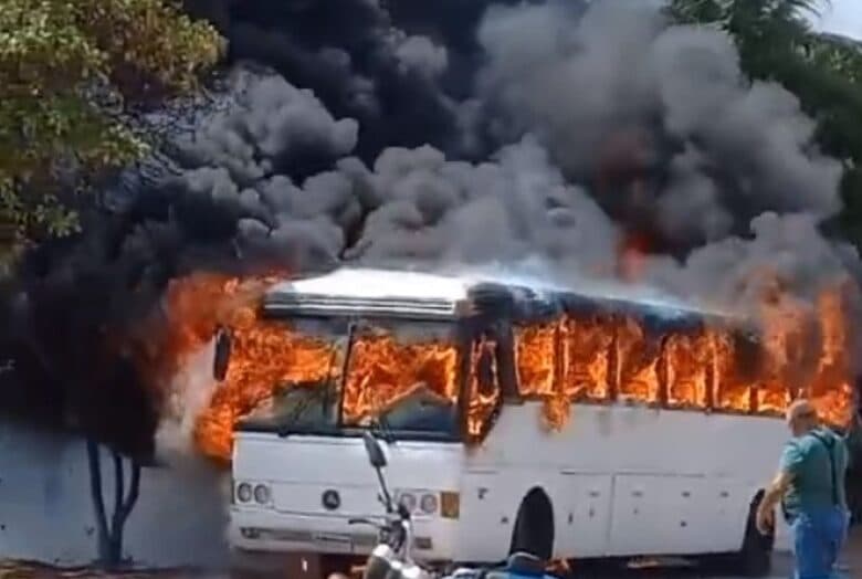 VÍDEO: Ônibus que levou membros do MLB para manifestação no Carrefour pega fogo próximo a UPA do bairro Potengi, na Zona Norte de Natal