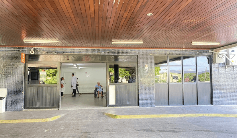 Hospital Walfredo Gurgel tem problema em sistema de prontuário e recepção fica lotada de pacientes e macas