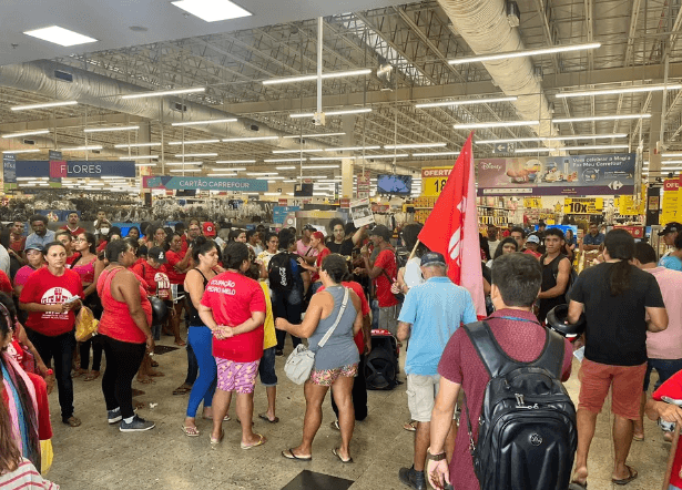 Manifestantes do MLB ocupam Carrefour na Zona Norte de Natal e reivindicam doação de cestas básicas