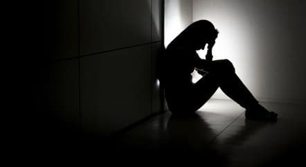 Pessoas com pensamentos suicidas podem ser identificadas a partir de substâncias no sangue, diz estudo