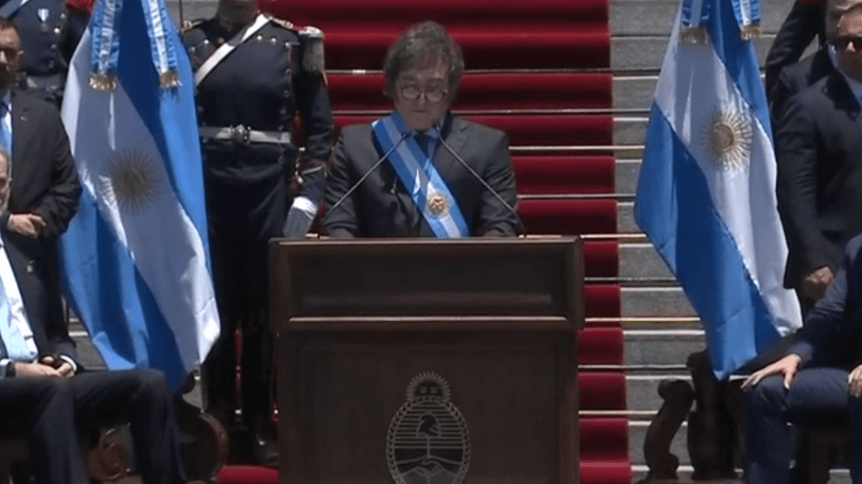 Milei quebra protocolo, não fala ao Congresso e faz primeiro discurso a apoiadores; presidente criticou antecessores e disse que ‘hoje começa uma nova era na Argentina'