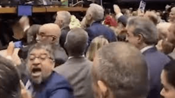 Petista que agrediu deputado no plenário já foi condenado a prisão e inelegibilidade