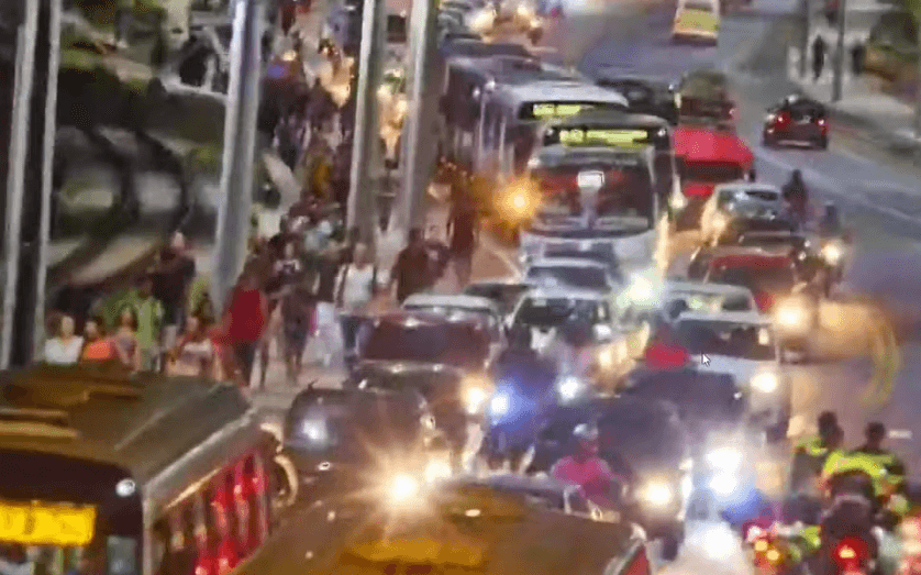 Caminhão e ônibus quebram, trânsito na Ponte de Igapó trava e pessoas atravessam trecho a pé