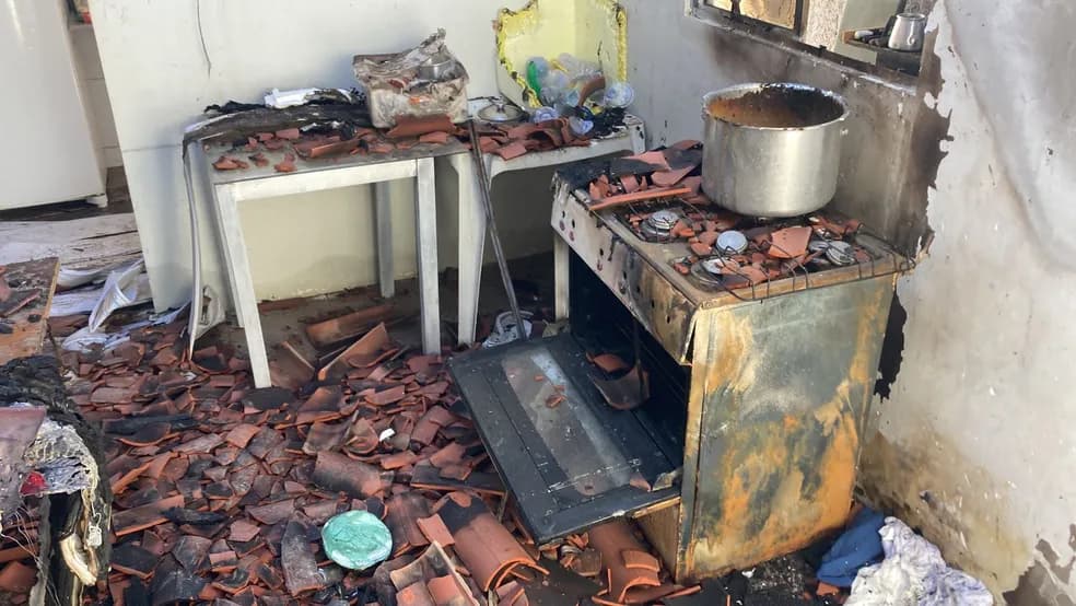 Vazamento de gás causa incêndio em casa e idoso é colocado dentro de caixa d'água durante combate às chamas em Mossoró