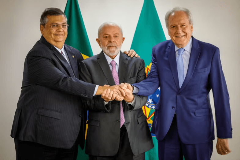 PEC apresentada por Flávio Dino impediria Ricardo Lewandowski de virar ministro de Lula; entenda